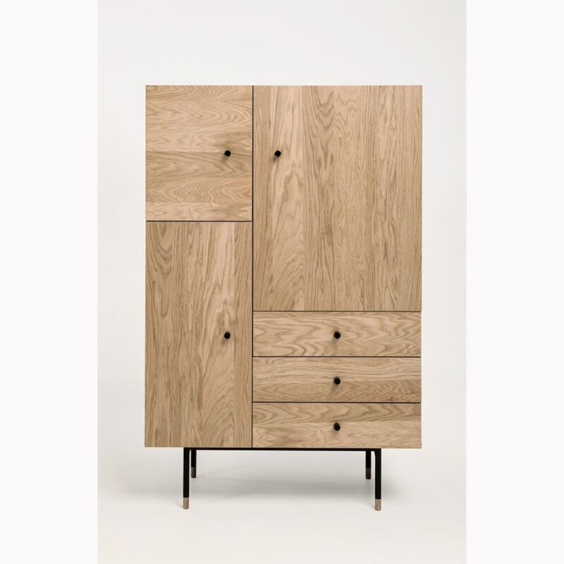 Jugend kaappi, lev. 90, syv. 42 ja kork. 142 cm, runko tammiviilutettu, mustat metallijalat, Woodman.