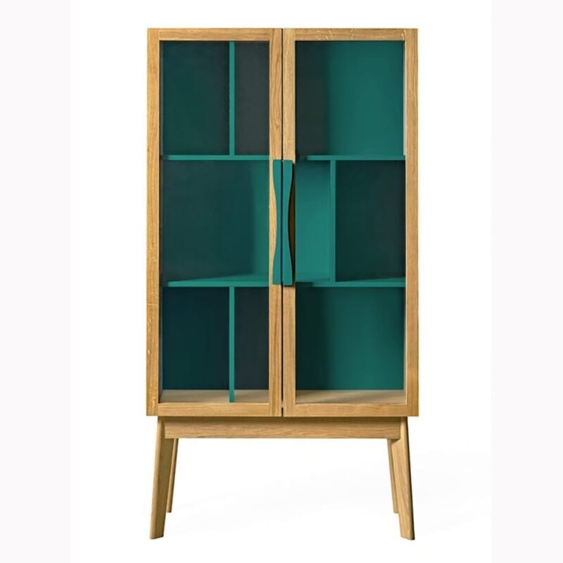 Avon vitriinikaappi, runko tammea, vihreä taustalevy.