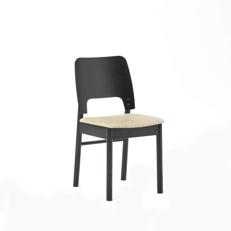 Karpalo -tuoli, koivua, musta, niinikangas. Juha Mäkelä design.