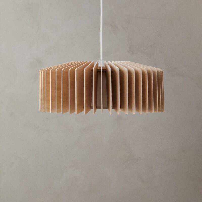 HH-40Sk -riippuvalaisin, halk. 40 cm ja kork. 16 cm, koivuvaneria, suomalainen käsityö ja materiaali. Uusi Happy home -valaisinsarja. Suomalainen valaisin.