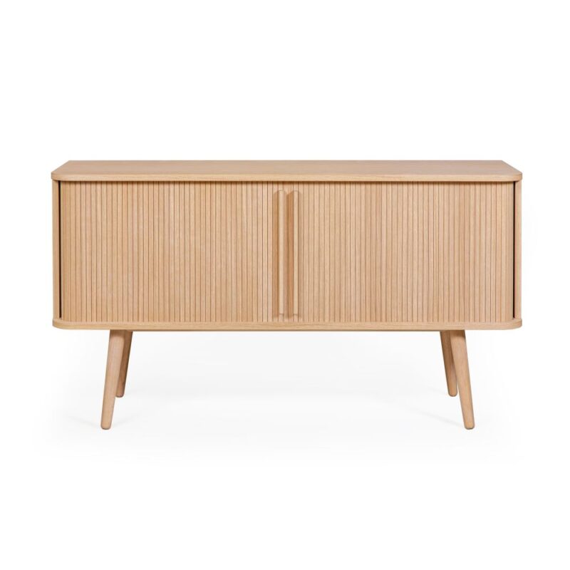 Rove rulokaappi, runko ja rulo-ovet tammiviilutettu. 2 hyllyä, jalat massiivitammea. Lev.138 x syv. 45 cm ja kork. 47.4 cm.