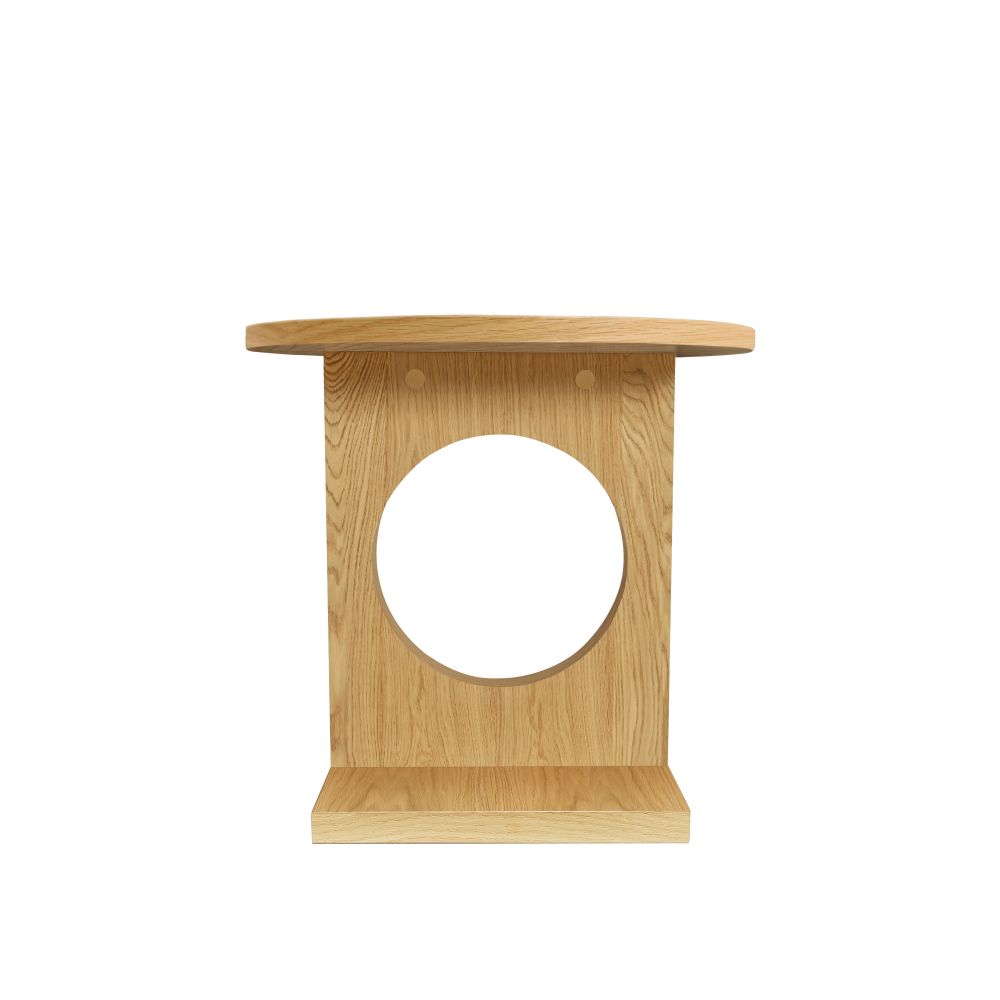 Bau sivupöytä, halk. 45 cm ja korkeus 44 cm. Tasot tammiviilutetut ja pystyrunko massiivitammea. Kirkas lakka. 8 kg.