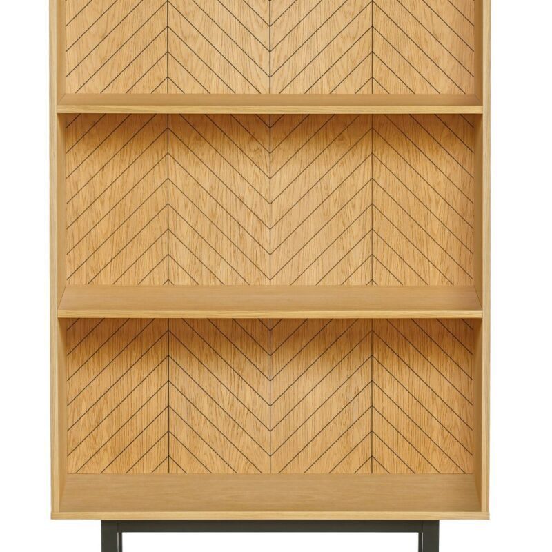 Camden kirjahylly (kalanruotokuvio), tammiviilutettua kalustelevyä, 3 hyllykköä, jalkojen korkeus 30 cm, mustaksi petsattua massiivikoivua. Hyllyn leveys 90 cm, syvyys 32 cm ja korkeus 150 cm. Kirkas lakka. Paino 30 kg. Helppo koota.