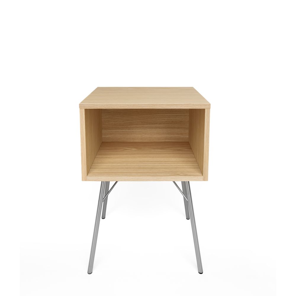 Rayburn yöpöytä, leveys 40 cm, rungon korkeus 30 cm, kokonaiskorkeus 58 cm. Tammiviilutettua kalustelevyä. Jalat kromattua terästä.