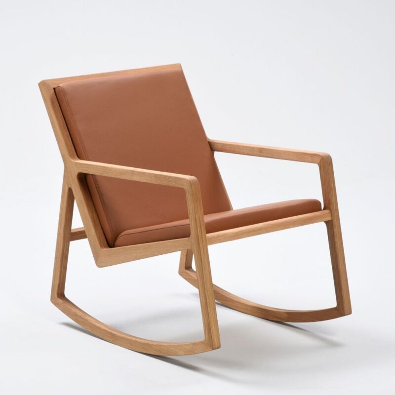 Lux keinutuoli, runko öljyttyä tammea. Tyynysarja pehmustettu ja verhoiltu ruskealla nahalla. Happy home tuote.