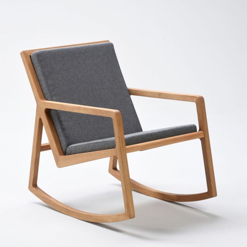 Lux-keinutuoli, runko öljyttyä tammea, istuintyynysarja pehmustettu ja verhoiltu harmaalla Lido-kankaalla. Happy home tuote.