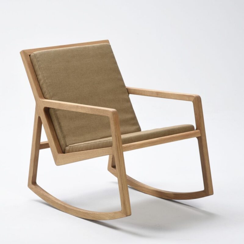 Lux keinutuoli, runko öljyttyä tammea, verhoiltu toffeen värisellä, Fudge Lido-kankaalla.