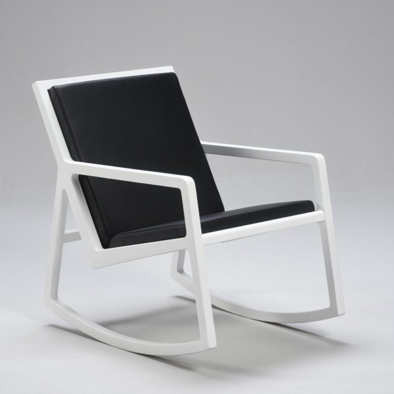 Lux keinutuoli, valkoinen runko, istuin- ja selkäosa pehmustettu ja verhoiltu mustalla nahkalla, Prescott 207 Black Ink.