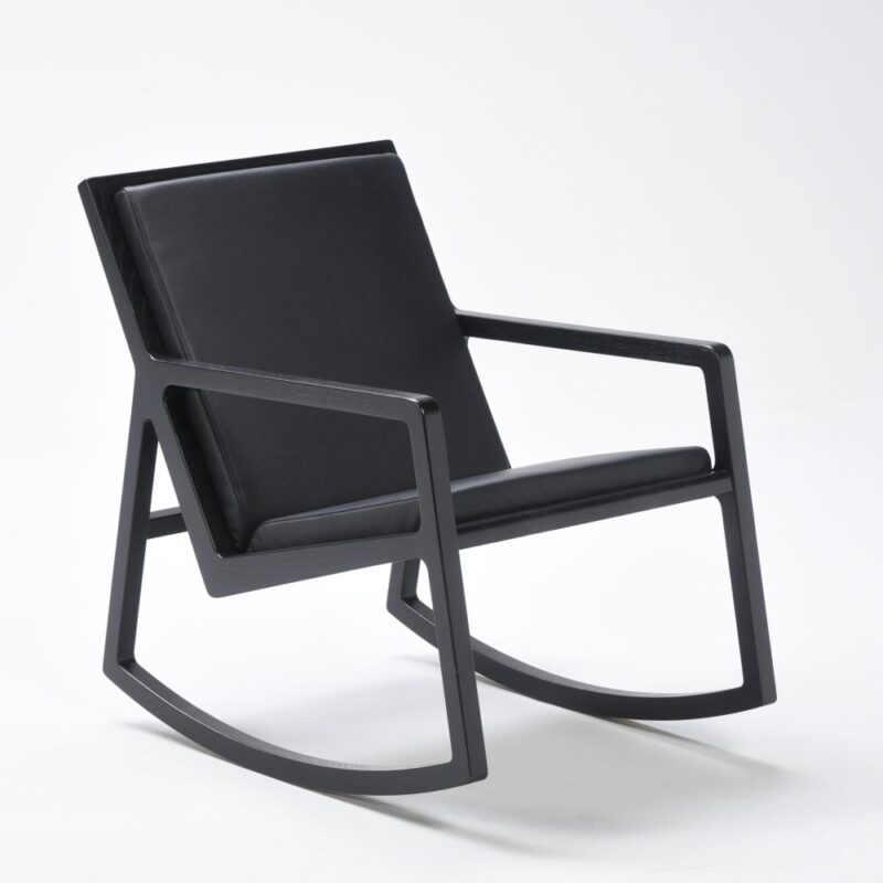 Lux keinutuoli, musta tammirunko ja istuin- ja selkäverhoilu musta nahka, Prescott 207 Black Ink.