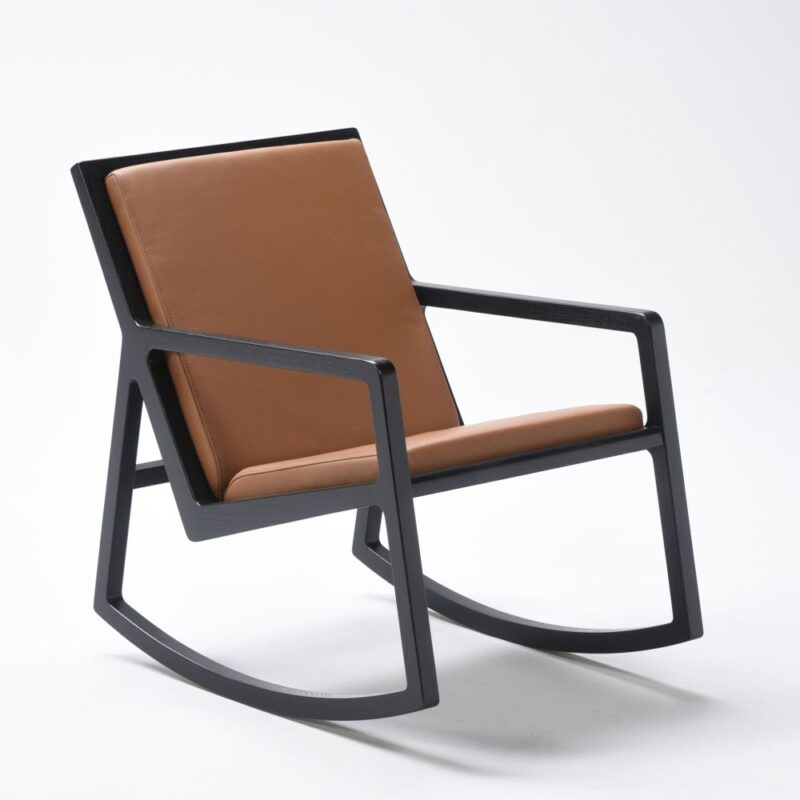 Lux keinutuoli, mustaksi petsattu runko, istuin- ja selkäosa pehmustettu ja verhoiltu ruskealla nahalla, Prescott 223 Swamp.