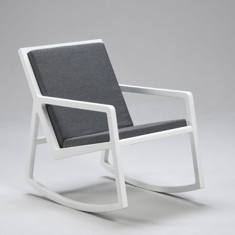 Lux keinutuoli, valkoinen runko, istuin- ja selkäosa pehmustettu ja verhoiltu harmaalla Lido-kankaalla.