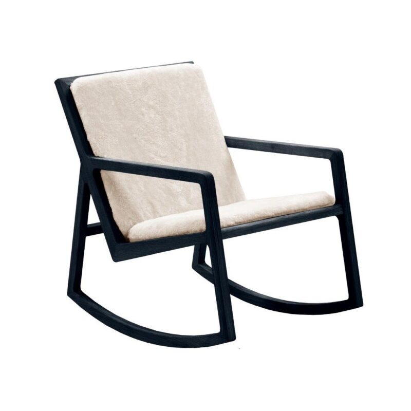 Lux keinutuoli, musta runko, valkoinen lampaantalja.